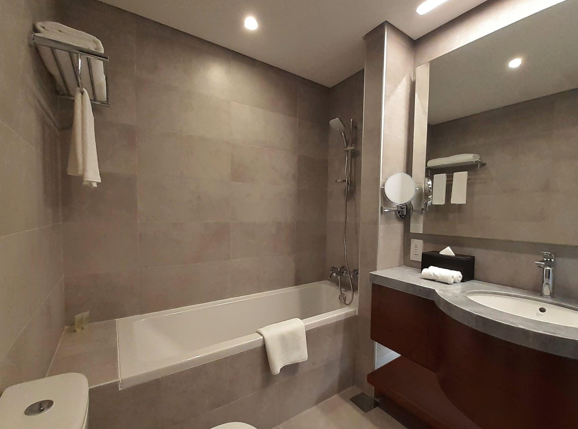 Somerset West Bay Doha Eksteriør billede Bathroom of a hotel room