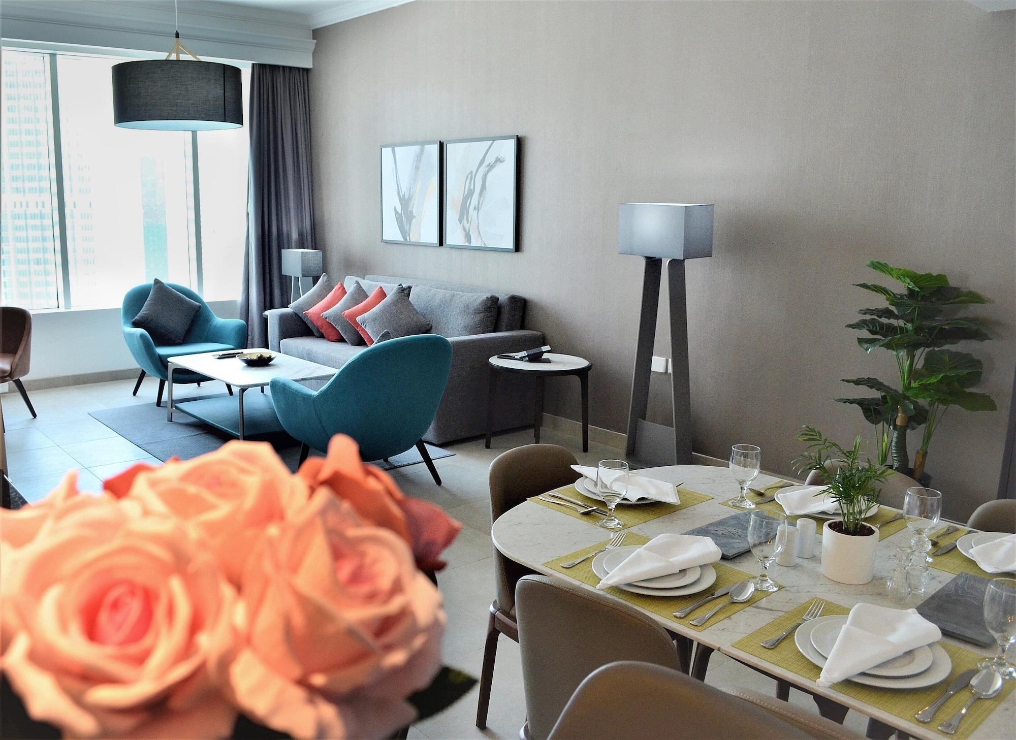 Somerset West Bay Doha Eksteriør billede A living room in a serviced apartment in Dubai