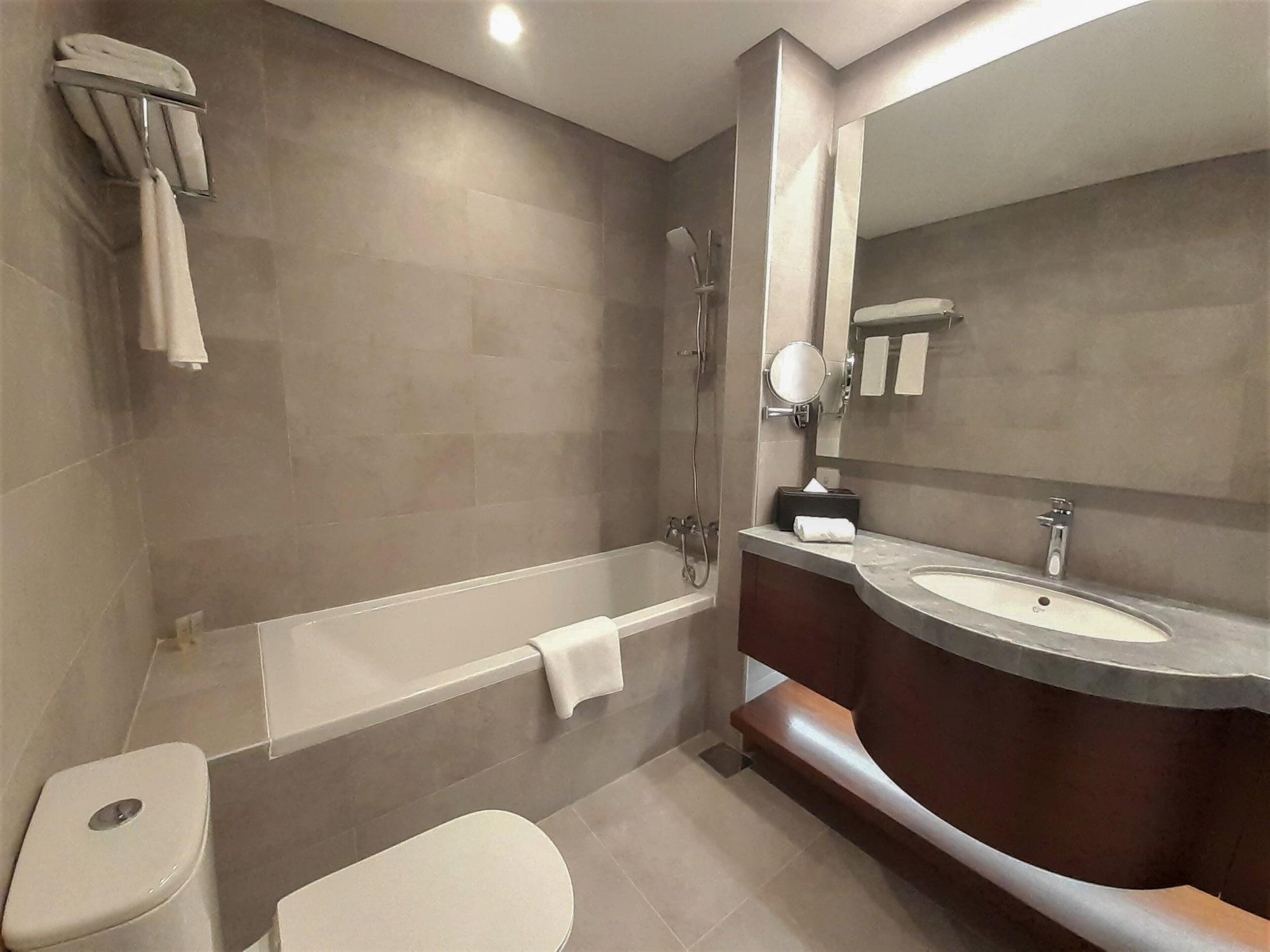 Somerset West Bay Doha Eksteriør billede Bathroom of a hotel room