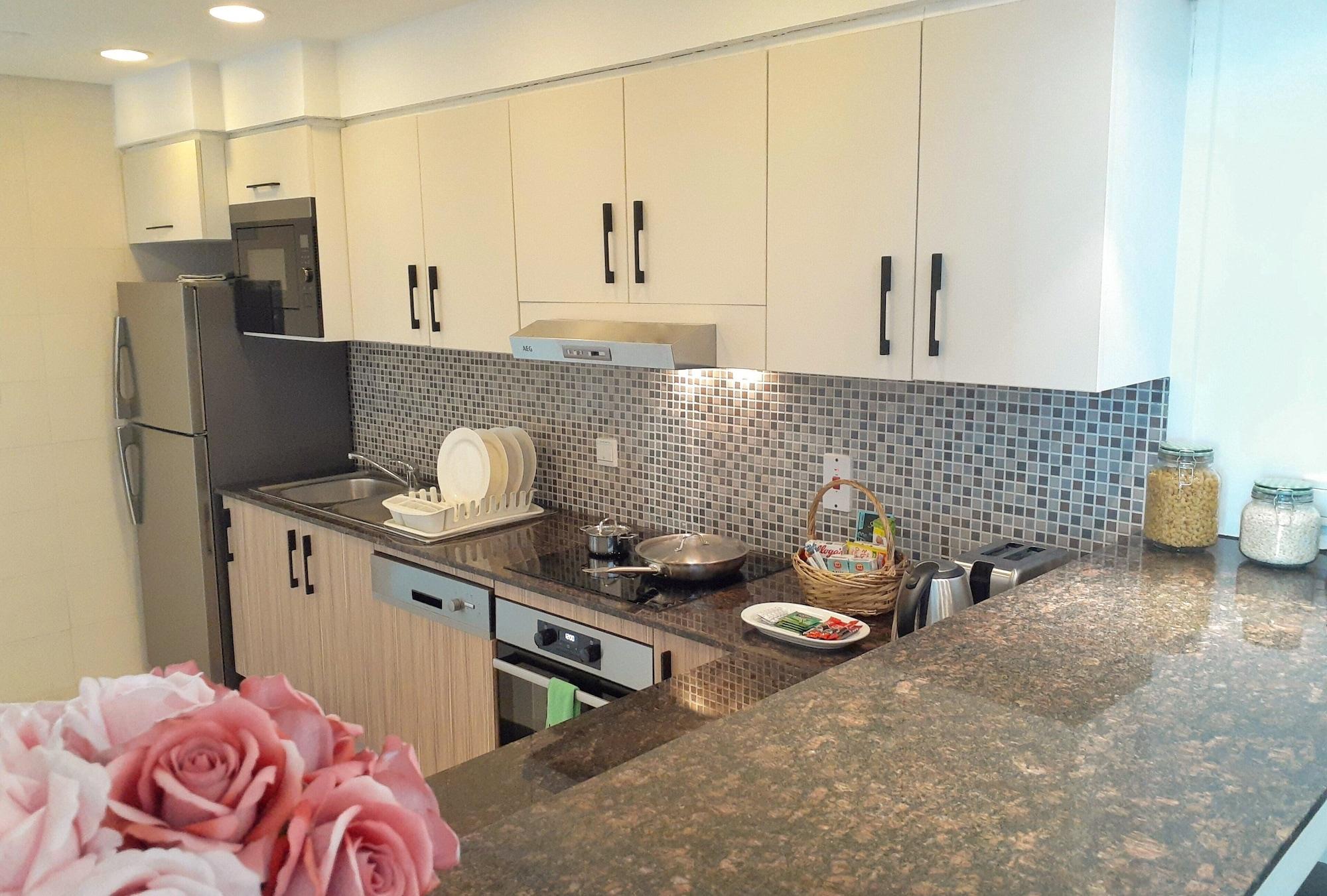 Somerset West Bay Doha Eksteriør billede A kitchen in a condominium