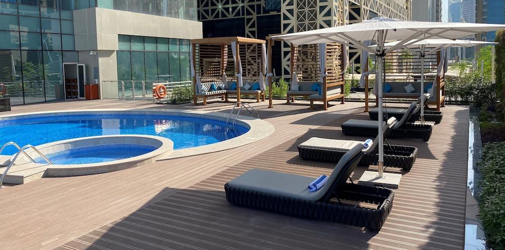 Somerset West Bay Doha Eksteriør billede The pool at the hotel