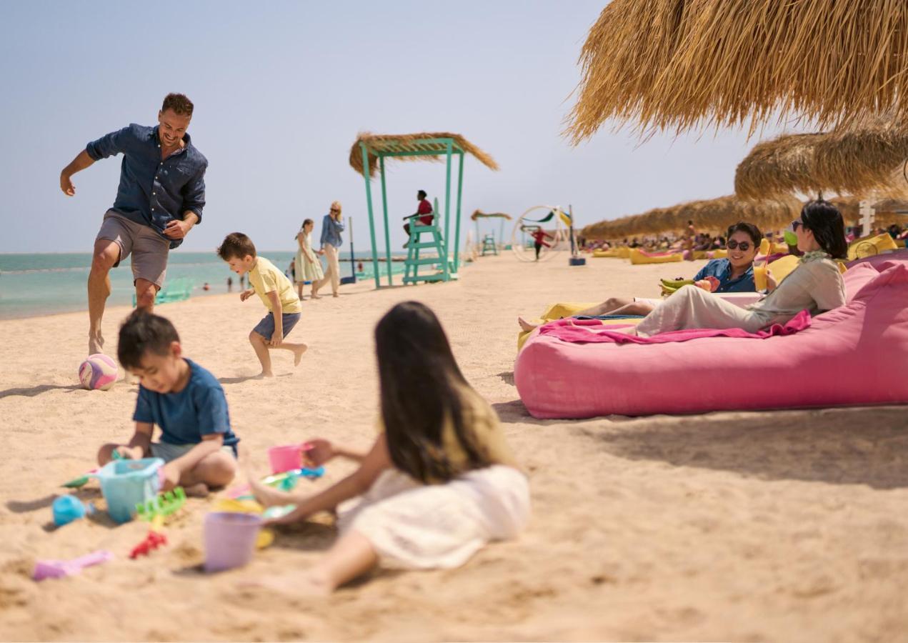 Somerset West Bay Doha Eksteriør billede Families at the beach