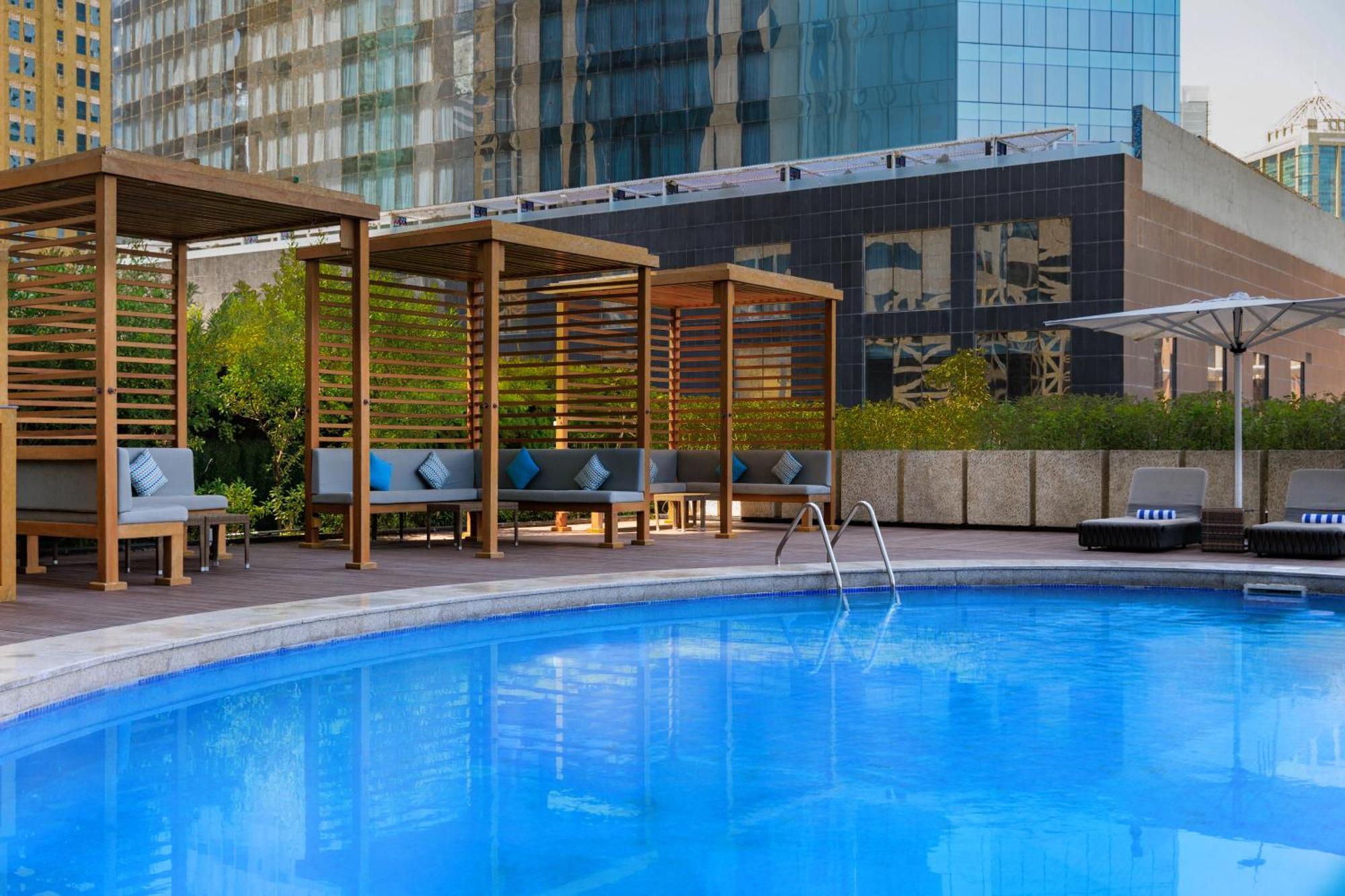 Somerset West Bay Doha Eksteriør billede The swimming pool at the hotel