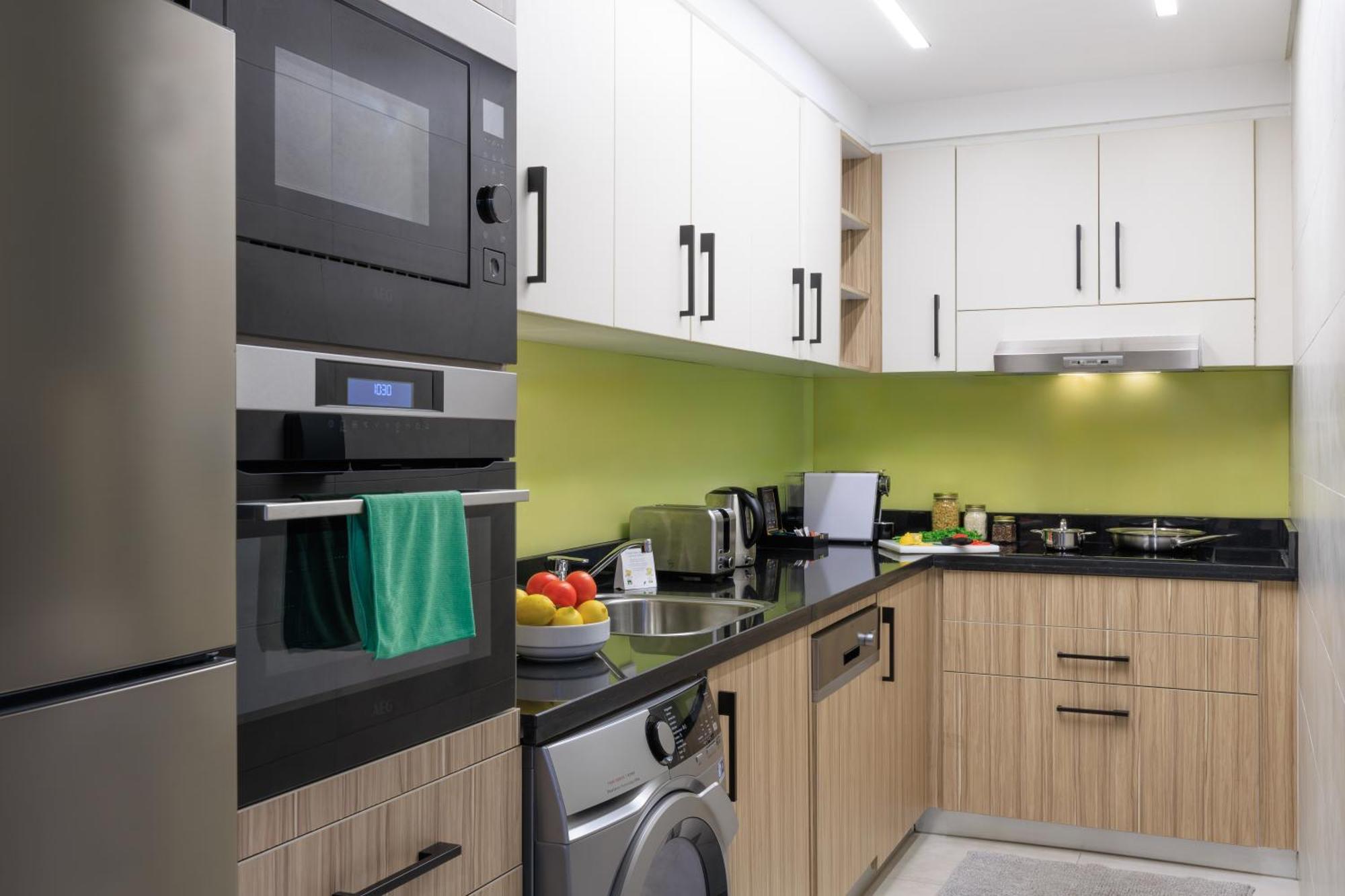 Somerset West Bay Doha Eksteriør billede A modern kitchen