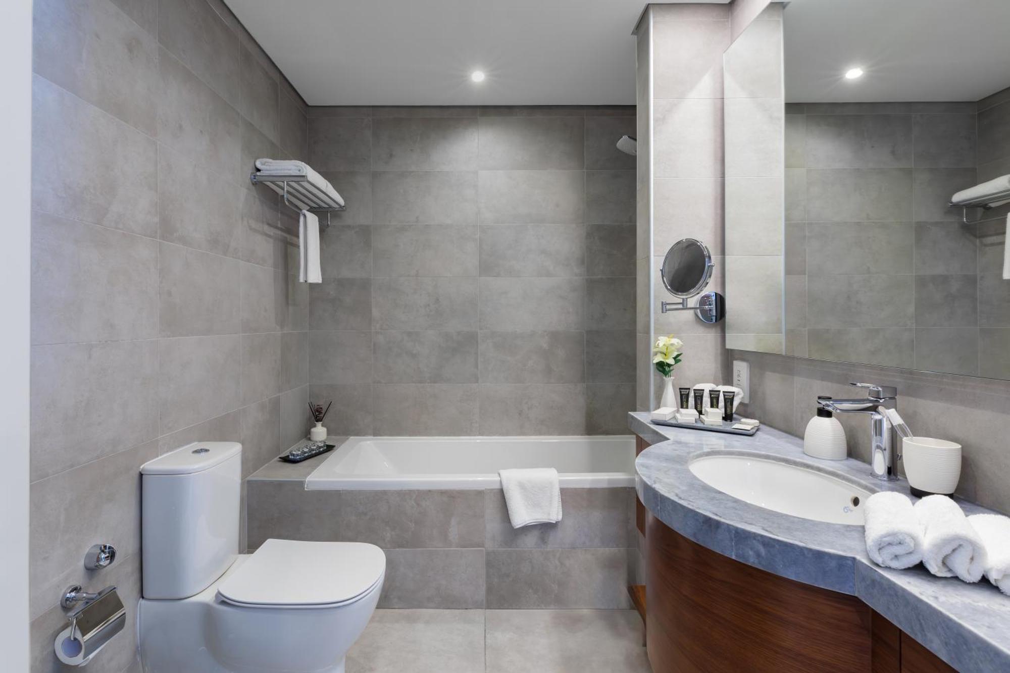 Somerset West Bay Doha Eksteriør billede Bathroom