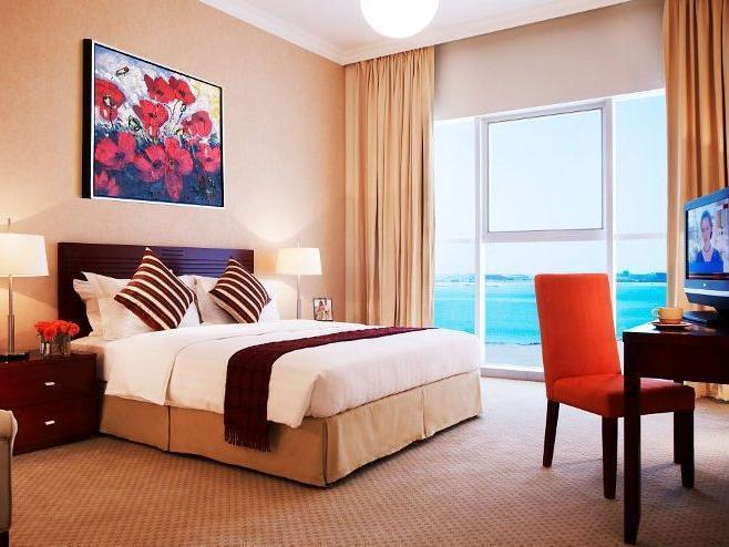 Somerset West Bay Doha Eksteriør billede A bedroom in a hotel