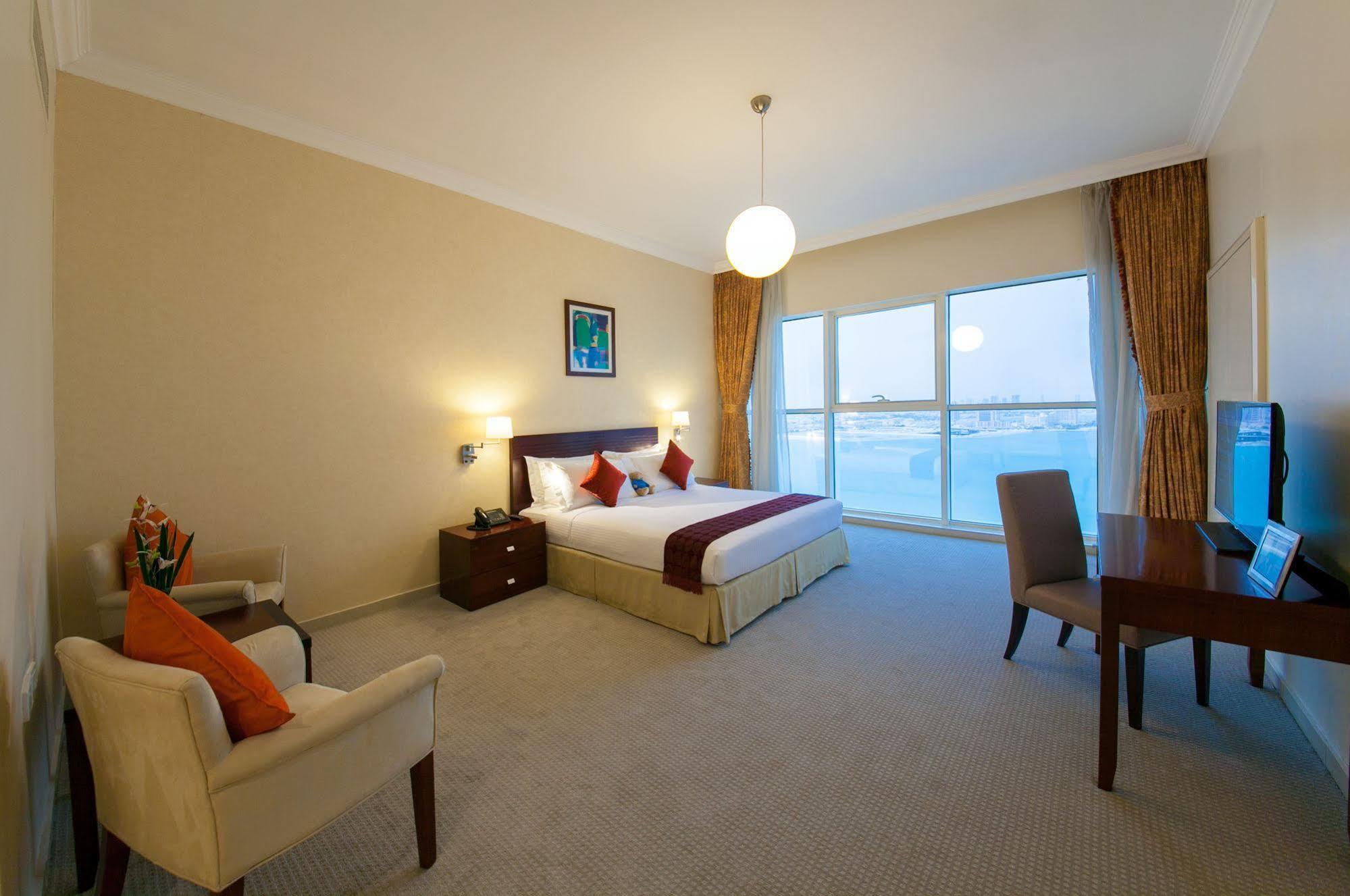 Somerset West Bay Doha Eksteriør billede A room at the hotel